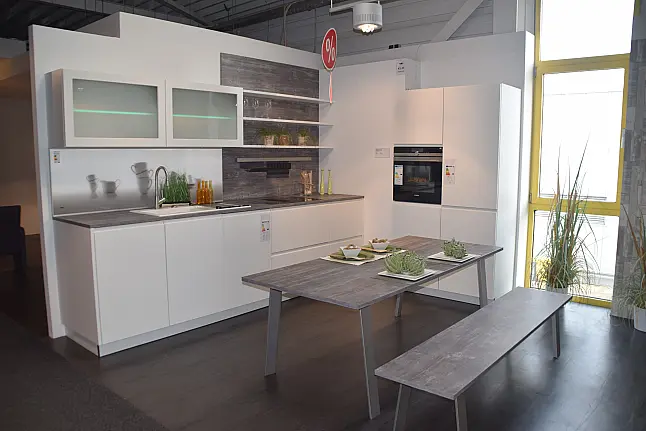 moderne Einbauküche in Extra-Höhe