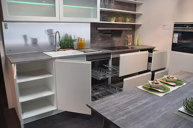moderne Einbauküche in Extra-Höhe