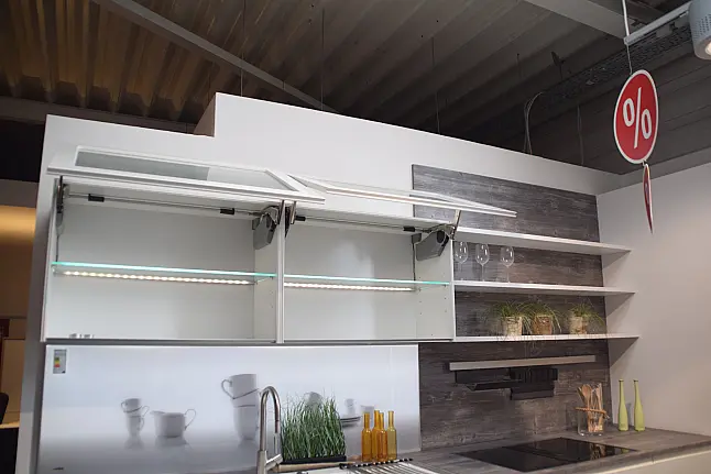 moderne Einbauküche in Extra-Höhe