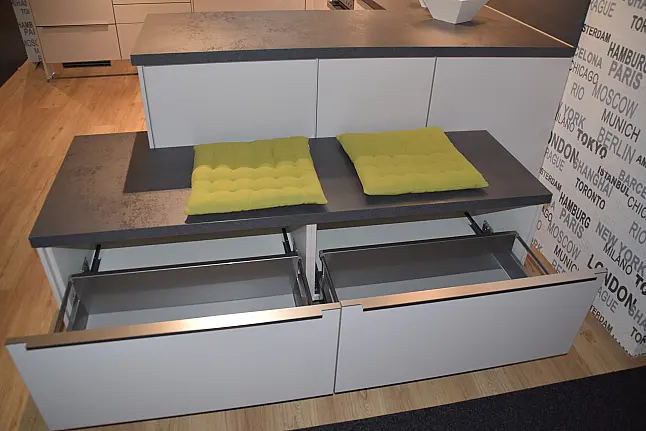 moderne Einbauküche in U-Form