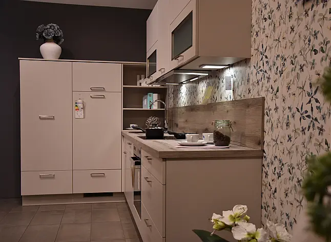 Winkelküche mit Miele Geräten, Falt-Liftschränken mit Milchglas