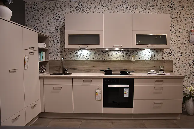 Winkelküche mit Miele Geräten, Falt-Liftschränken mit Milchglas