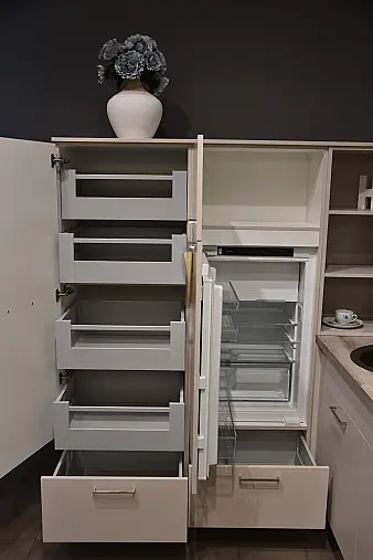 Winkelküche mit Miele Geräten, Falt-Liftschränken mit Milchglas