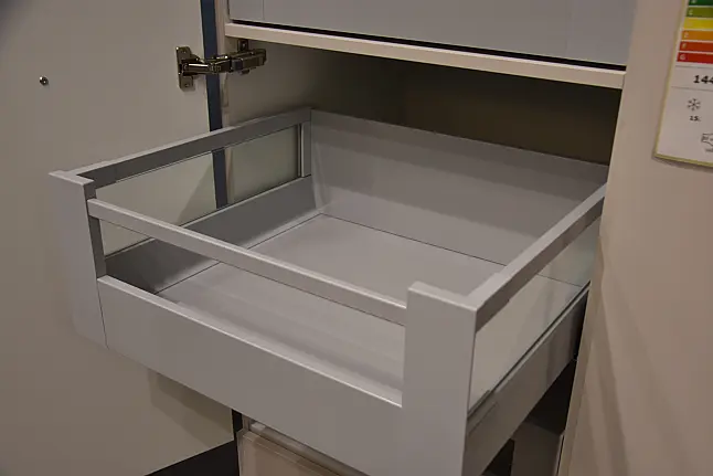 Winkelküche mit Miele Geräten, Falt-Liftschränken mit Milchglas