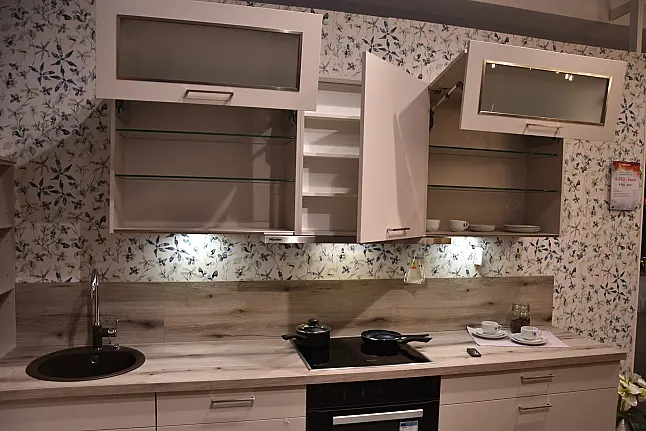 Winkelküche mit Miele Geräten, Falt-Liftschränken mit Milchglas