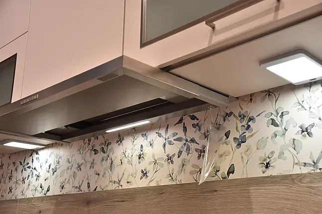 Winkelküche mit Miele Geräten, Falt-Liftschränken mit Milchglas