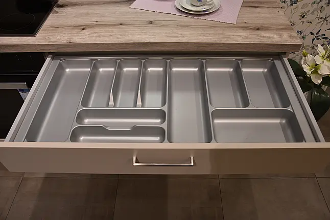 Winkelküche mit Miele Geräten, Falt-Liftschränken mit Milchglas