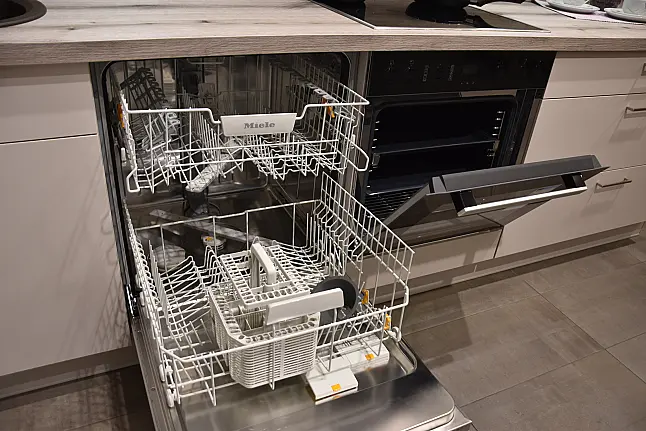 Winkelküche mit Miele Geräten, Falt-Liftschränken mit Milchglas