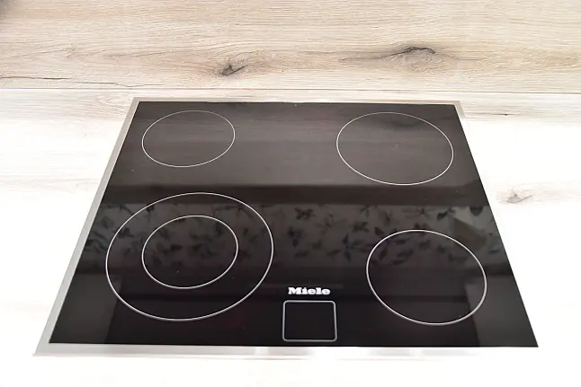 Winkelküche mit Miele Geräten, Falt-Liftschränken mit Milchglas