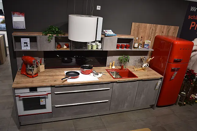 Loft- Küchenzeile in Betonoptik mit Applikation feuerrot/weiß/Holz