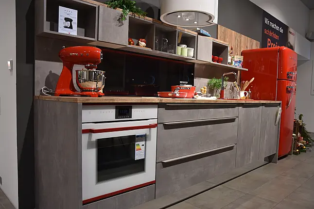 Loft- Küchenzeile in Betonoptik mit Applikation feuerrot/weiß/Holz
