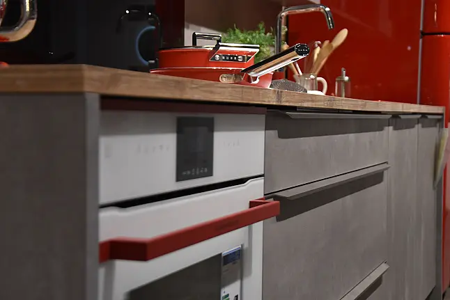 Loft- Küchenzeile in Betonoptik mit Applikation feuerrot/weiß/Holz