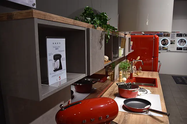 Loft- Küchenzeile in Betonoptik mit Applikation feuerrot/weiß/Holz