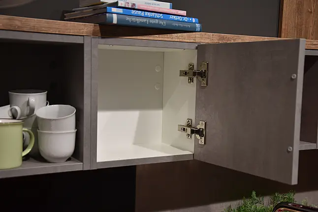 Loft- Küchenzeile in Betonoptik mit Applikation feuerrot/weiß/Holz