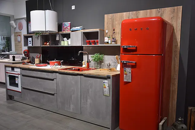 Loft- Küchenzeile in Betonoptik mit Applikation feuerrot/weiß/Holz