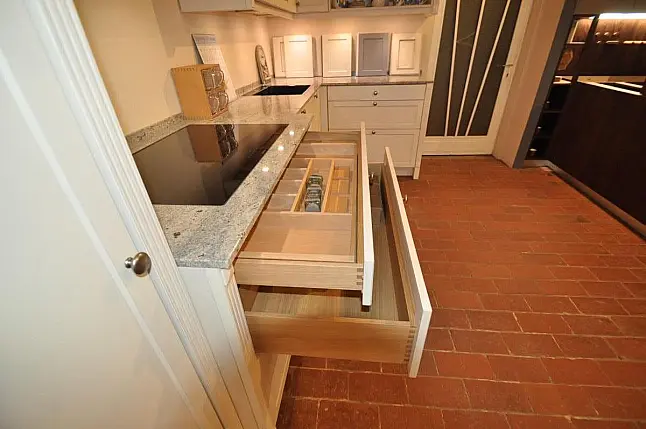 Landhausküche mit Holzfront und Korpus