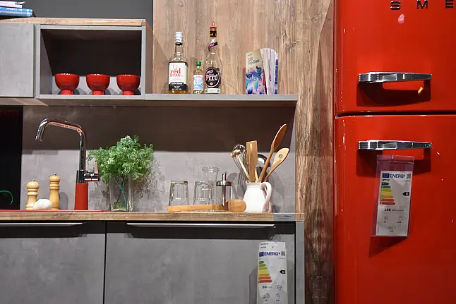 Loft- Küchenzeile in Betonoptik mit Applikation feuerrot/weiß/Holz