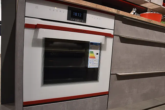 Loft- Küchenzeile in Betonoptik mit Applikation feuerrot/weiß/Holz