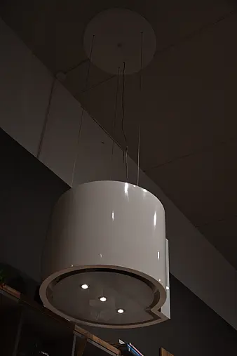 Loft- Küchenzeile in Betonoptik mit Applikation feuerrot/weiß/Holz