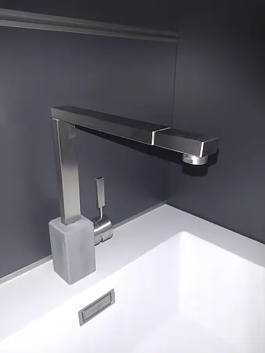 Designer-Armatur  in Edelstahl mit Beton Sockel