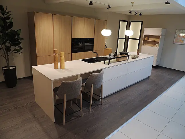 Rattana 8360 Gavi Eiche gebeizt mit Miele Geräten &amp; 4016 Smartglas