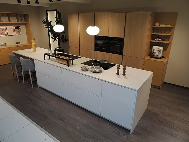 Rattana 8360 Gavi Eiche gebeizt mit Miele Geräten &amp; 4016 Smartglas