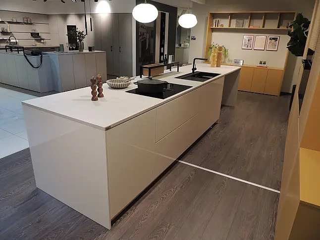 Rattana 8360 Gavi Eiche gebeizt mit Miele Geräten &amp; 4016 Smartglas