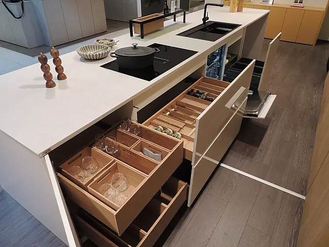 Rattana 8360 Gavi Eiche gebeizt mit Miele Geräten &amp; 4016 Smartglas