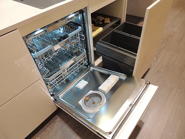 Rattana 8360 Gavi Eiche gebeizt mit Miele Geräten &amp; 4016 Smartglas