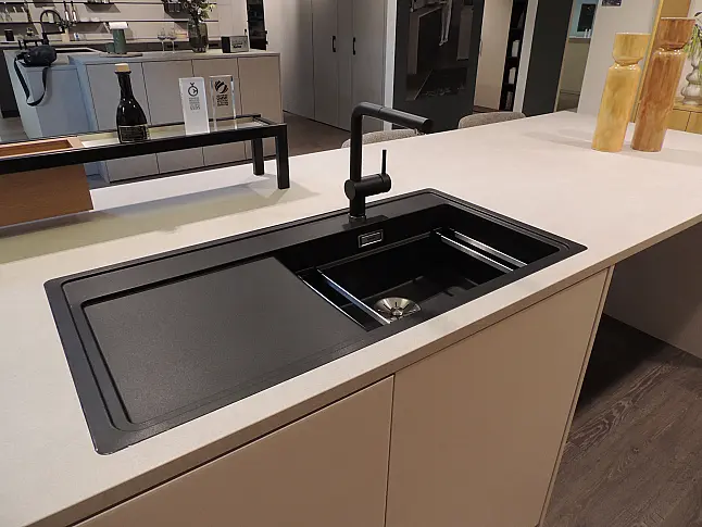 Rattana 8360 Gavi Eiche gebeizt mit Miele Geräten &amp; 4016 Smartglas