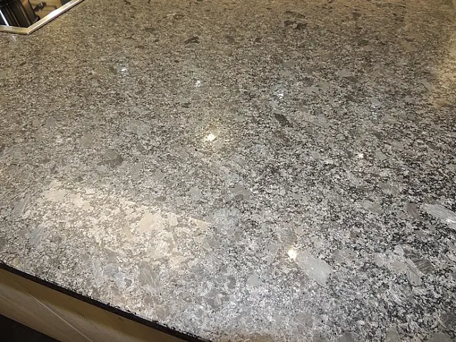 Großzügige Küche mit Kochinsel und Granitplatte