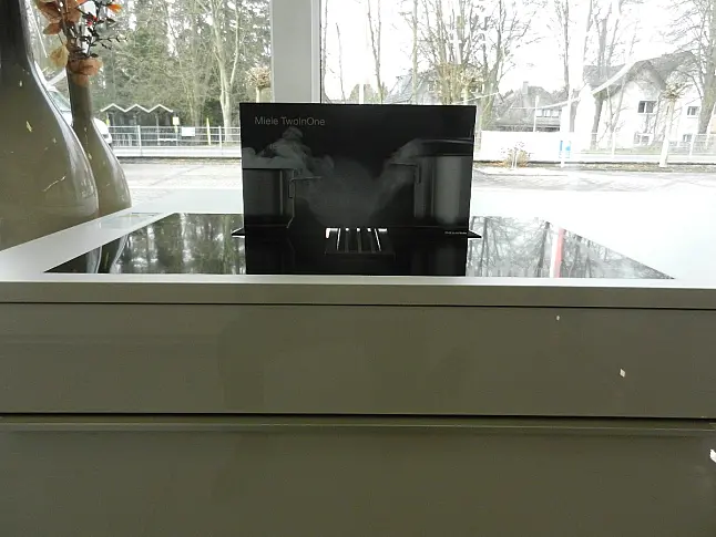 ++ noch mal reduziert++Absolutes Glanzstück- inc. Miele Geräten!!Muldenlüfter-Kaffeeautomat-Dampfgarer uvm.