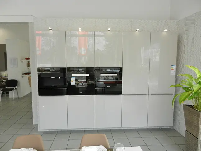 ++ noch mal reduziert++Absolutes Glanzstück- inc. Miele Geräten!!Muldenlüfter-Kaffeeautomat-Dampfgarer uvm.
