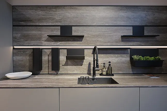 Zeitlos moderne Küche in saharabeige mit Glas-Vitrinenschrank