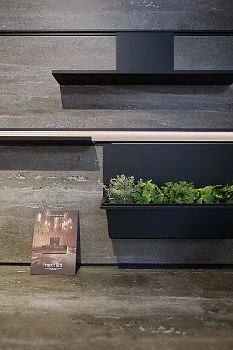 Zeitlos moderne Küche in saharabeige mit Glas-Vitrinenschrank
