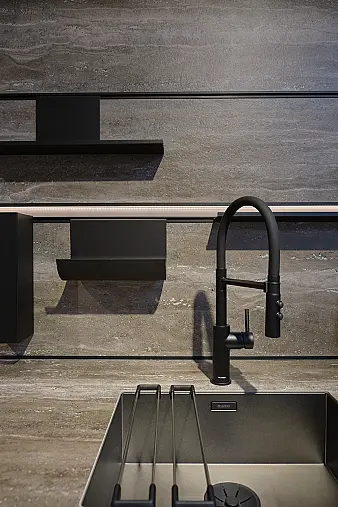 Zeitlos moderne Küche in saharabeige mit Glas-Vitrinenschrank