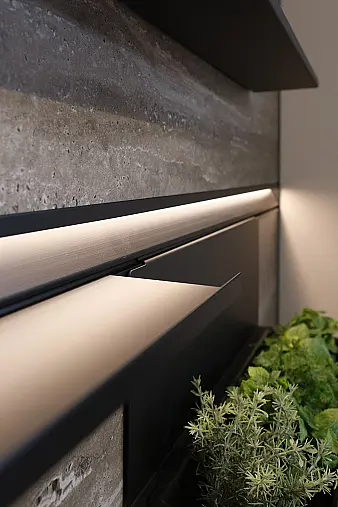 Zeitlos moderne Küche in saharabeige mit Glas-Vitrinenschrank