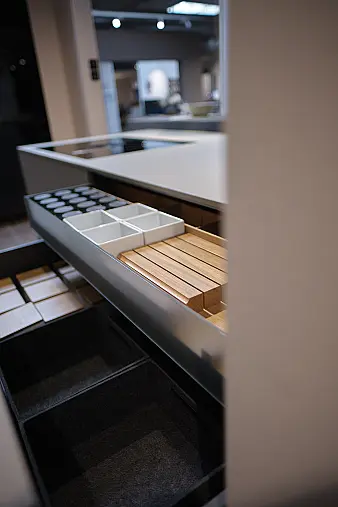 Zeitlos moderne Küche in saharabeige mit Glas-Vitrinenschrank