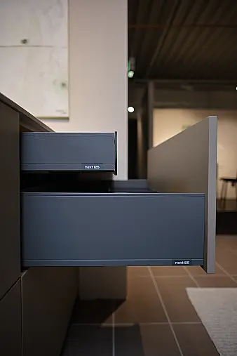 Zeitlos moderne Küche in saharabeige mit Glas-Vitrinenschrank
