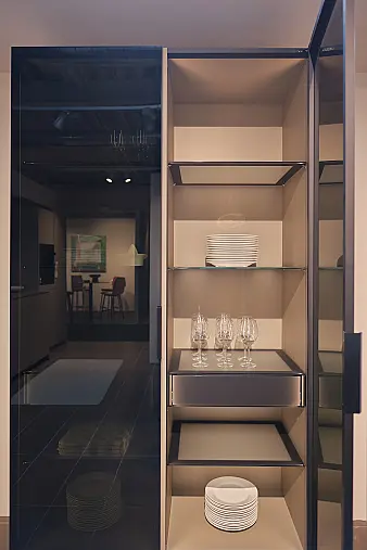 Zeitlos moderne Küche in saharabeige mit Glas-Vitrinenschrank