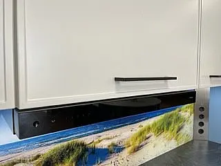 Moderne Küche mit matter Echtlack Rahmenfront und furnierter Eichenfront in Carbon MK09