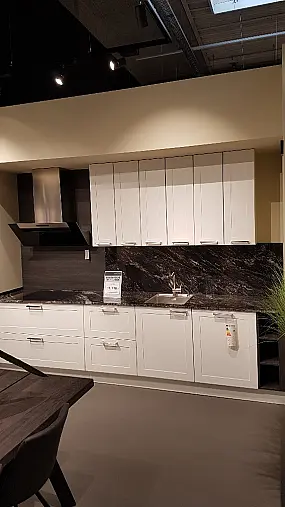 DWK 116 Weiß seidenmatt Rahmenfront mit Natursteinarbeitsplatte Black Forest