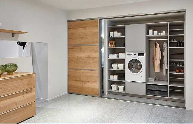 Exklusives Badezimmer verdeckt mit Schiebetüren - Sideboard - Regale - Waschtisch &amp; LED-Spiegel