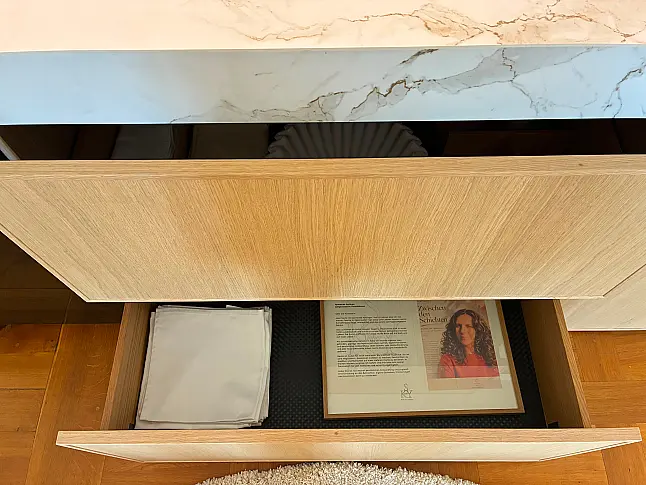 Design-Champagner-Bar | Ballerina Echtholzfurnier &amp; Lichtkonzept I Dekton marmoriert