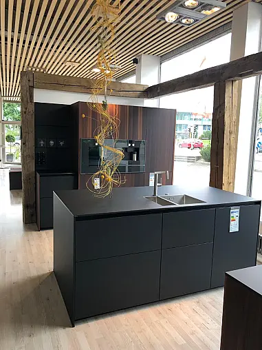 Grifflose Kombination aus Hightech und Holz