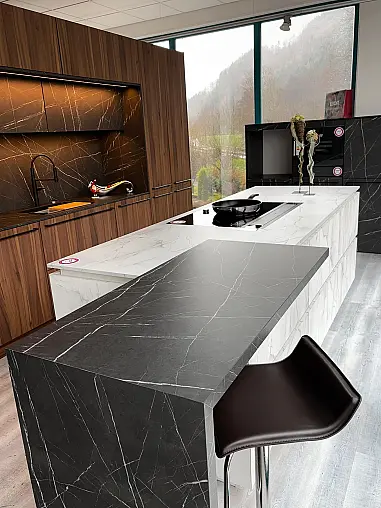 - Hochschrankzeile mit Kochinsel und Highboard - Marmoroptik und Nussbaum-Holznachbildung