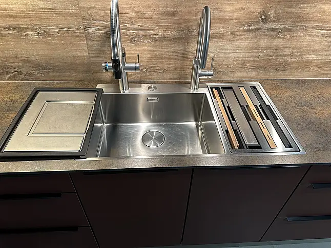 Hochwertige Küche mit Miele Geräten, Echtholz Theke und aufgesetzter Griffleiste