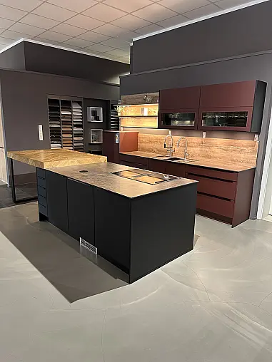 Hochwertige Küche mit Miele Geräten, Echtholz Theke und aufgesetzter Griffleiste