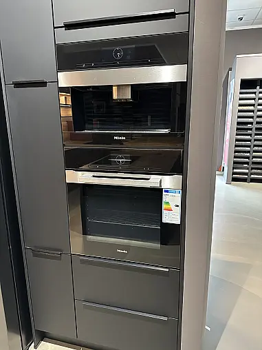 Hochwertige Küche mit Miele Geräten, Echtholz Theke und aufgesetzter Griffleiste