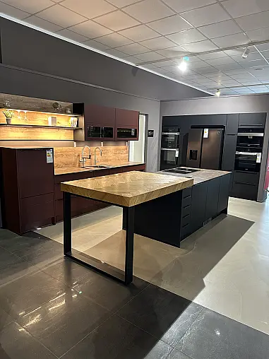 Hochwertige Küche mit Miele Geräten, Echtholz Theke und aufgesetzter Griffleiste